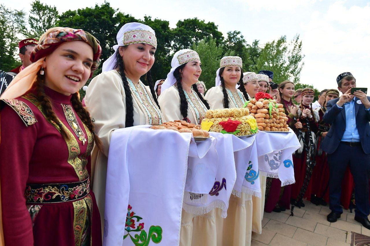 Тонну медового чак-чака съели участники Сабантуя в Люберцах | 18.06.2024 |  Люберцы - БезФормата